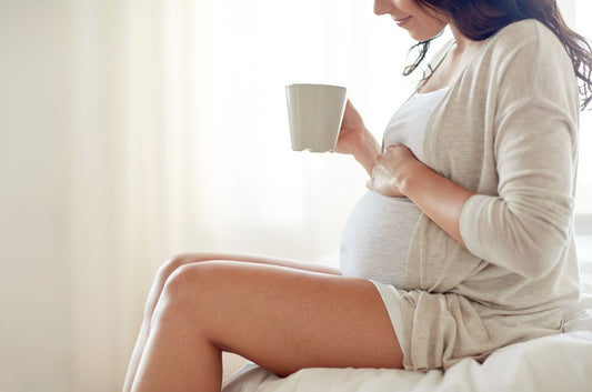 Thé vert et grossesse : bienfaits et précautions