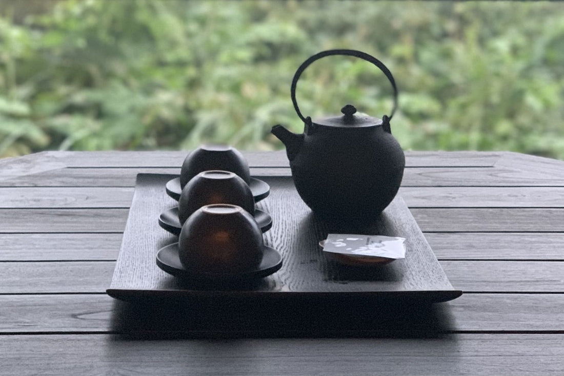 Thé vert japonais : histoire de la théière, matériaux et impact sur le goût