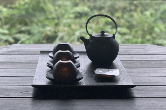 Thé vert japonais : histoire de la théière, matériaux et impact sur le goût