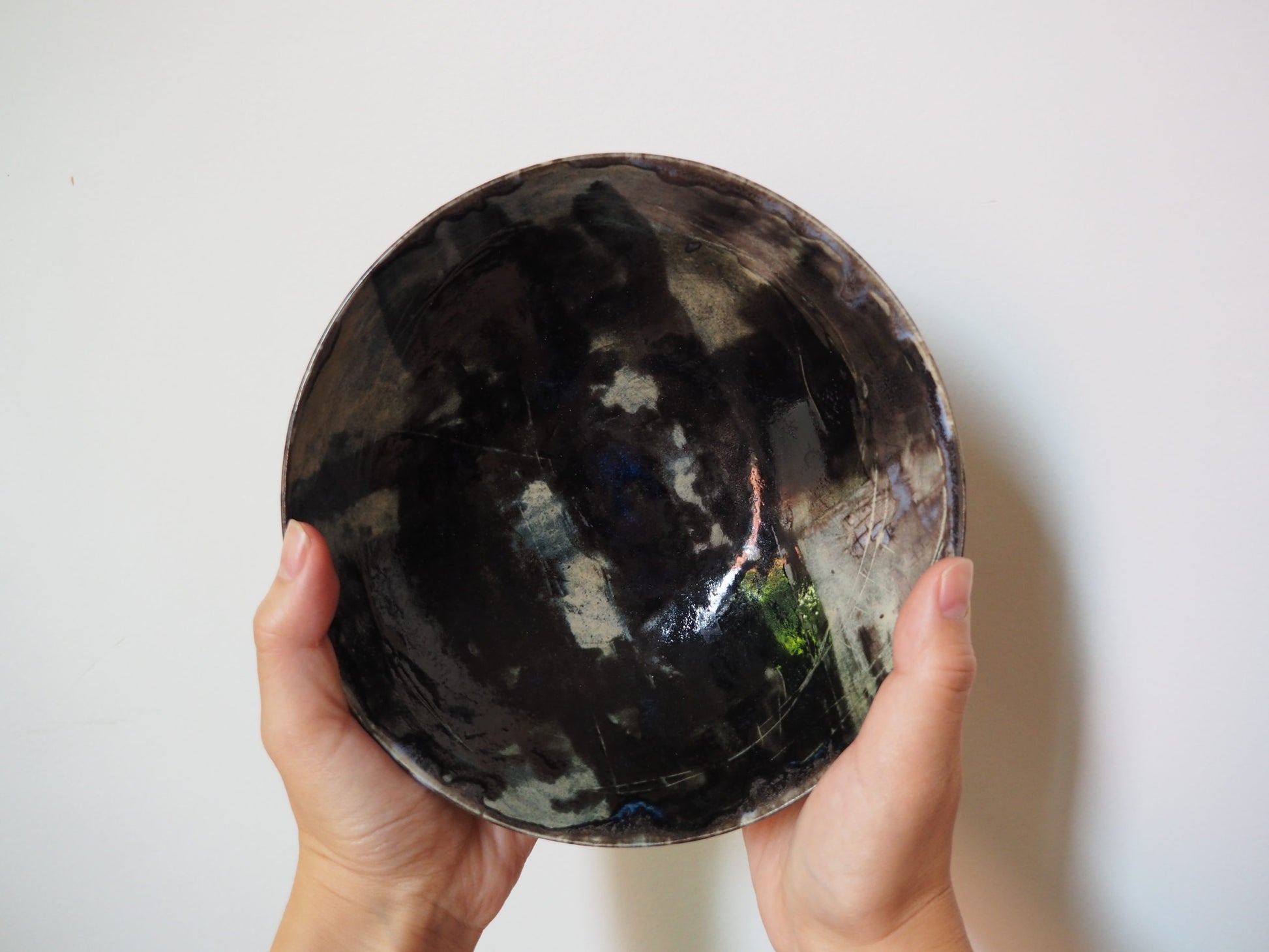 Assiette Raku ware de Mami Kanno "Sumi"
